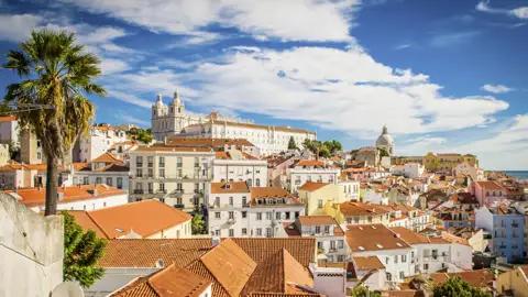 Lassen Sie sich auf dieser Rundreise in Portugal von Ihrer Reiseleitung durch die Altstadt Lissabons führen und genießen Sie den Ausblick von einem der zahlreichen Miradouros.