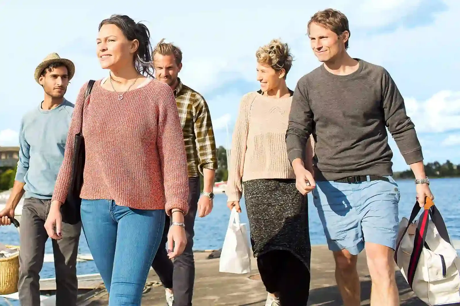  Eine Gruppe von Menschen, die am Wasser entlang laufen. 
