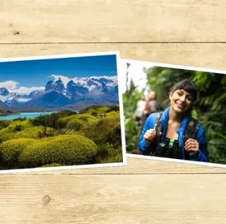 Eine Bildkollage mit einem Hintergrund in Holzoptik und zwei Urlaubsfotos von einer imposanten Berglandschaft in Patagonien in Chile sowie eine lachende junge Frau mit Rucksack.