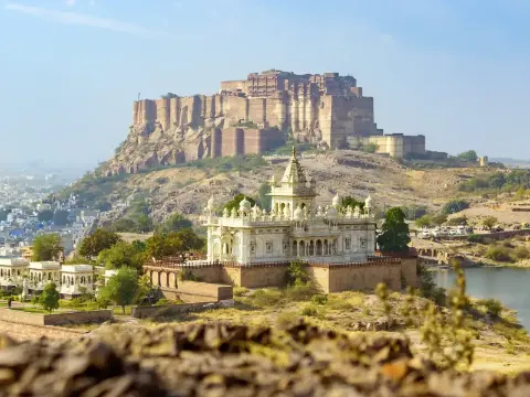 Panoramablick auf die Landschaft von Rajasthan mit historischen Bauwerken.