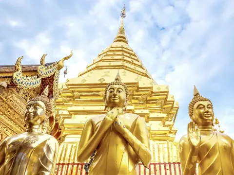 Goldene Buddha-Statuen vor einem Tempel in Chiang Mai, Thailand.