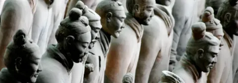 Detailansicht von Terrakotta-Kriegern, die historische Figuren aus der Antike darstellen.