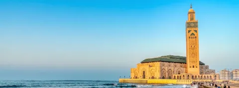 Hassan-II.-Moschee in der Stadt Casablanca direkt am Meer unter blauem Himmel