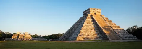 Die Pyramide der Ruinenstätte Chichen Itza vor blauem Himmel in Abendstimmung