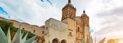 Die Kathedrale von Oaxaca vor einem leicht bewölktem Himmel