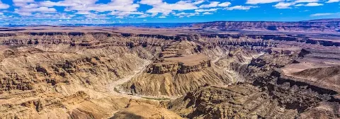 Panoramablick auf die beeindruckenden Schluchten und Felsenlandschaften des Fish River Canyon in Namibia.