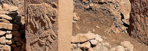 Ausgrabung von Göbekli Tepe von einer historischen Steinskulptur mit faszinierenden Reliefs.