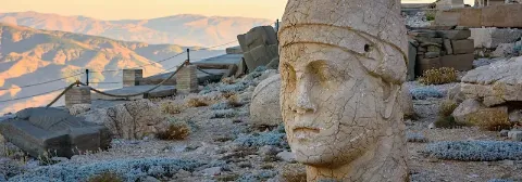 Steinerner Kopf einer monumentalen Statue mit abgebrochener Nase auf dem Gipfel des Berges Nemrut.