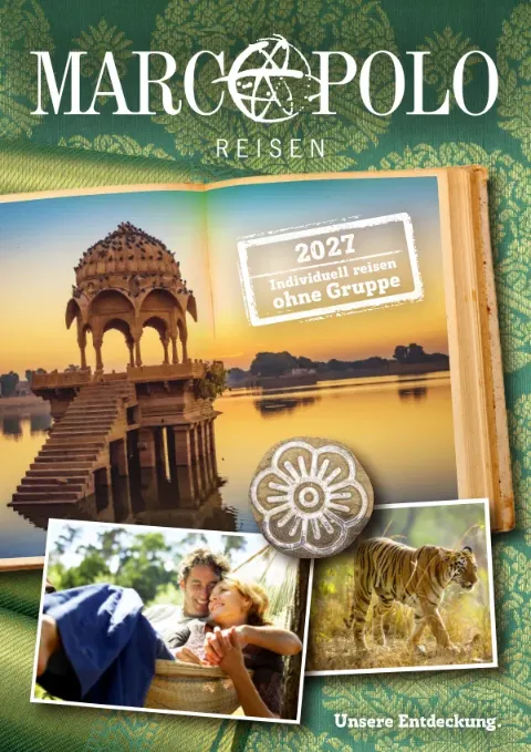 Marco Polo Katalogcover für individuelle Reisen ohne Gruppe 2027, auf dem ein Tempel im Wasser und zwei Polaroids abgebildet sind.