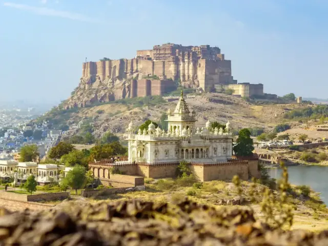 Panoramablick auf die Landschaft von Rajasthan mit historischen Bauwerken.