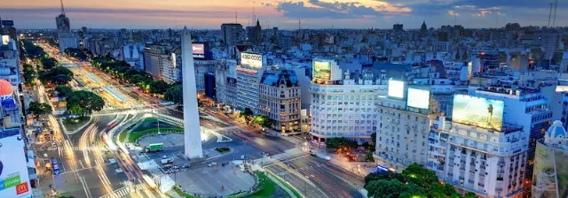 Blick auf die Straße Avenida 9 de Julio und dem Obelisk-Denkmal in Buenos Aires bei Sonnenuntergang.