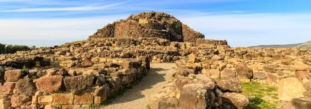 Nuraghische archäologische Stätte mit mehreren Ebenen und unregelmäßig gestapelten Steinen auf Sardinien.