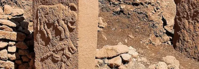 Ausgrabung von Göbekli Tepe von einer historischen Steinskulptur mit faszinierenden Reliefs.