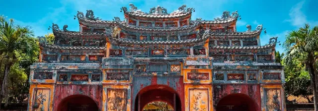 Frontalansicht eines alten Steintores in der Kaiserstadt Hue in Vietnam mit Verzierungen.