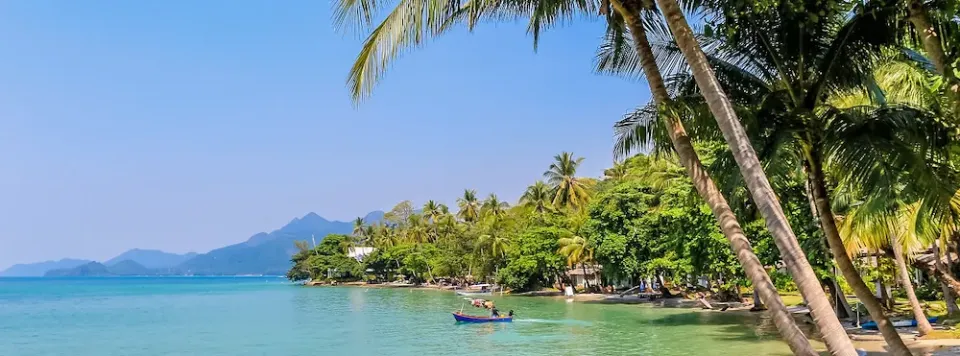 Bucht mit tropischem Strand mit Palmen und klarem Wasser auf der Insel Koh Chang in Thailand.