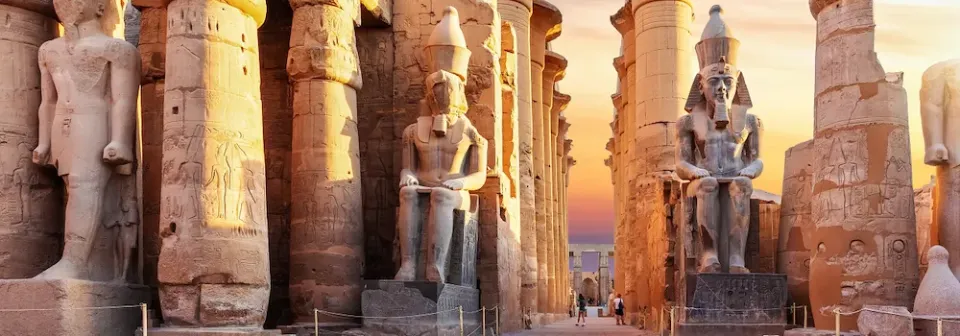 Der Tempel von Karnak in Luxor in Ägypten mit Statuen und Säulen bei Sonnenuntergang.