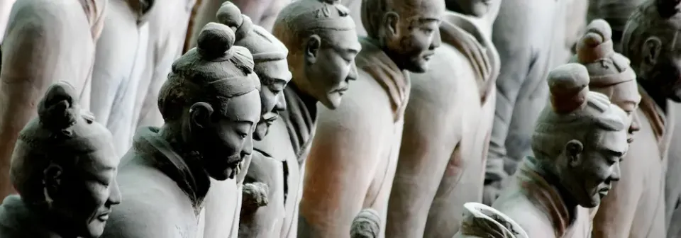 Detailansicht von Terrakotta-Kriegern, die historische Figuren aus der Antike darstellen.