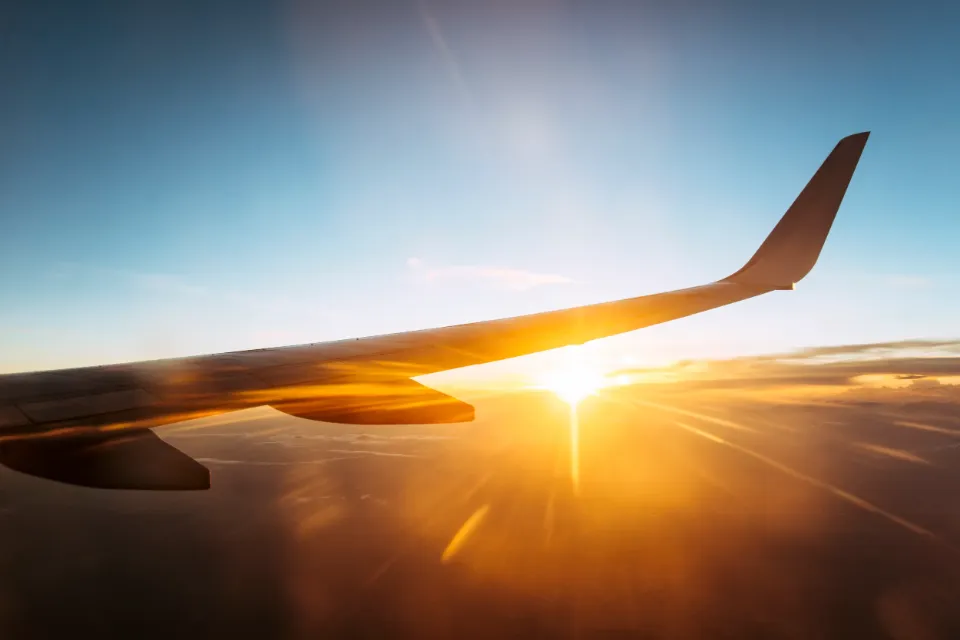 Blick auf den Flügel eines Flugzeugs im Gegenlicht