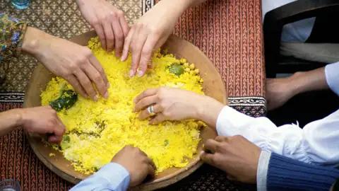 Die Gruppe reiselustiger Singles ab 35 genießt unterwegs auch das marokkanische Essen.