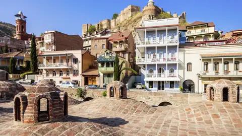 Auf Ihrer Marco Polo Rundreise durch Georgien  erkunden Sie ausführlich die georgische Hauptstadt Tiflis - unter anderem auch die Altstadt mit ihren Terrassenhäusern und Schwefelbädern.