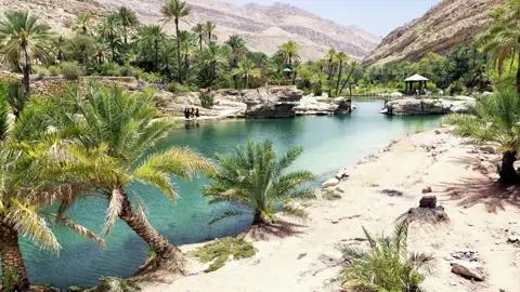 Bei unserer Marco Polo Mini-Gruppen-Reise wandern wir zwischen beeindruckenden Felswänden und grüner Oasenvegetation  an türkis schimmernden Wasserläufen entlang.