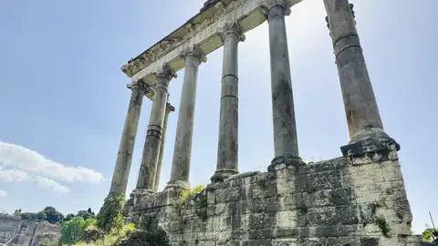 Kunst und Antike, wohin man schaut: Ihr Marco Polo Scout lotst Sie auf Ihrer individuellen Städtereise gekonnt durch die Gassen Roms - unter anderem zu den antiken Säulen des Forum Romanum.