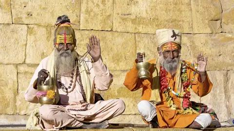 Zwei heilige Männer, sogenannte Sadhus, grüßen Besucher des Forts in Jaisalmer.