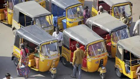 Die gelben Tuk-Tuks sind ein beliebtes Fortbewegunsmittel in Indien und bestimmen an vielen Orten das Straßenbild. Auf Ihrer Rundreise durch Südindien werden Sie sie bestimmt oft zu sehen bekommen.