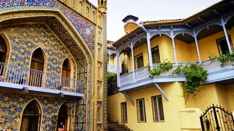 Eine Station auf Ihrer individuellen Rundreise durch Armenien und Georgien ist Tiflis: Bei einem Spaziergang durch die Altstadt sehen Sie alte Schwefelbäder und bunt bemalte Häuserfassaden.
