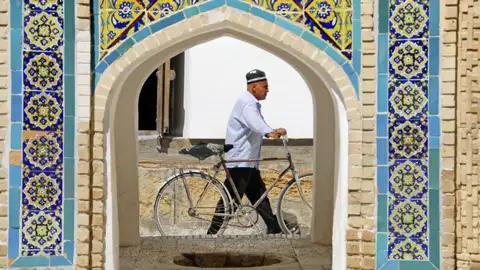 Auf Ihrer individuellen Rundreise durch Usbekistan erkunden Sie Buchara, mit über 2000 Jahren eine der ältesten Städte Mittelasiens.