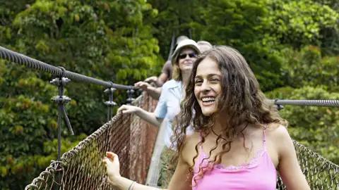 Lust auf ein luftiges Abenteuer? Auf Ihrer individuellen Rundreise durch Costa Rica eröffnet Ihnen im Monteverde-Nationalpark der Sky Walk ganz neue Perspektiven auf den Nebelwald.