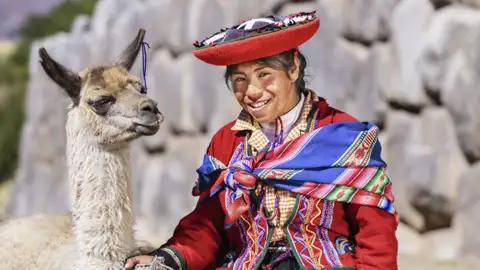 Auf Ihrer individuellen Rundreise durch Peru werden Sie unterwegs immer wieder Einheimischen in ihrer traditionellen bunten Tracht begegnen.