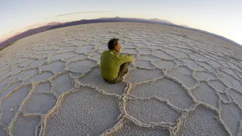 Die Atacama-Wüste zählt zu den trockensten Wüsten der Erde und bei Ihrem Besuch erkunden Sie auch den Atacama-Salzsee. Wo das Wasser verdunstet, bildet sich eine schneeweiße Salzschicht.