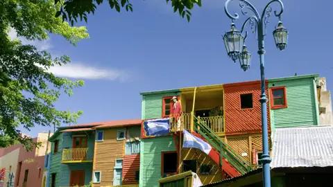 Auf Ihrer individuellen Rundreise durch Südamerika erkunden Sie in der argentinischen Hauptstadt Buenos Aires das Viertel La Boca mit seinen bunten Häusern aus Wellblech.