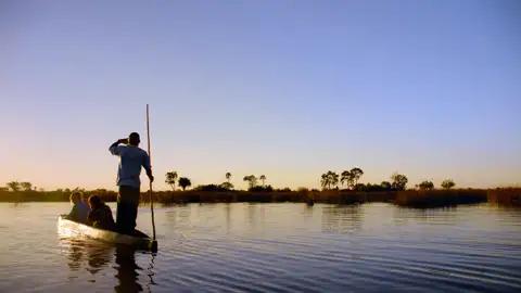Naturerlebnisse werden auf Ihrer individuellen Rundreise durch Botswana großgeschrieben. Die Tour begeistert mit unvergesslichen Eindrücken, hier ein Sonnenuntergang bei einer Bootsfahrt im Okavangodelta.