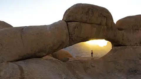 Auf dem Weg von Swakopmund in den Etoschapark in Namibia passieren Sie auf Ihrer individuellen Rundreise eine Landschaft aus ebenso bizarren wie faszinierenden Felsformationen.
