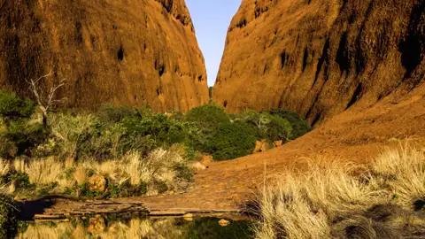 Auf Ihrer individuellen Rundreise durch Australien kommen Sie auch zum Ayers Rock und unternehmen eine Wanderung in der Walpa Gorge in den Olgas.
