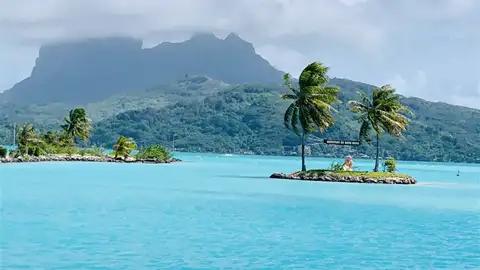 Genießen Sie bei Ankunft auf Bora Bora diesen traumhaft schönen Blick auf den Mont Otemanu. Es macht Lust auf mehr!