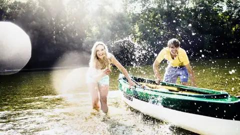 Auf unserer YOUNG LINE Rundreise durch Estland steigen wir im Soomaa-Nationalpark auf Kanus um und verbringen einen ganzen Tag auf dem Wasser - Abenteuer pur!