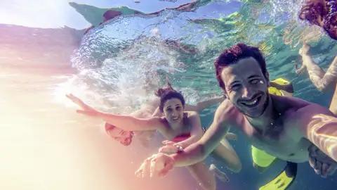 Entspannung vom Tagesprogramm auf unser Reise mit YOUNG LINE nach Griechenland: Das Meer ist nie weit und das Wasser rund um den Peloponnes ist oft kristallklar.