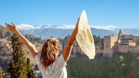 Gleich zu Beginn unserer YOUNG LINE TRAVEL Rundreise durch Andalusien besuchen wir die spaktakuläre Alhambra in Granada.