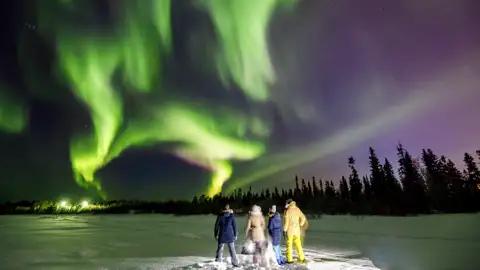 Mit Schneeschuhen sind wir im winterlichen Norden unterwegs und jagen Nordlichter!