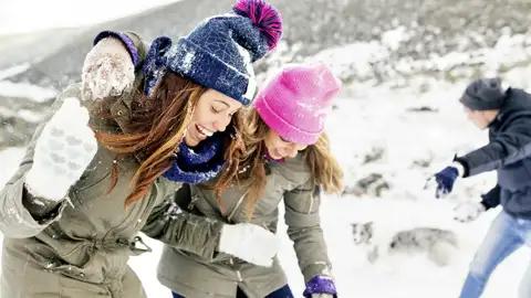 Auf unserer YOUNG LINE Reise durch Island im Winter erleben wir heiße Quellen, gigantische Gletscher und tosende Wasserfälle -  für eine Schneeballschlacht zwischendrin bleibt natürlich auch noch Zeit.