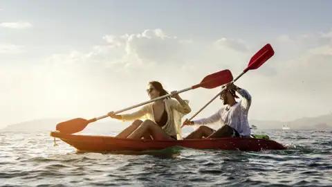 Eine Tour mit Seekajaks an den Klippen von Gozo gehört zum abwechslungsreichen Programm dieser YOUNG LINE Rundreise.
