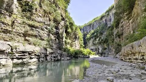 Auf unserer YOUNG LINE Reise nach Albanien wandern wir gemeinsam hinab in die kühle Schlucht des Osumi-Canyon