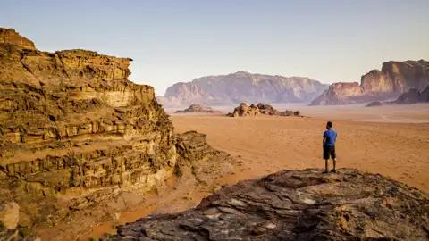 Wadi Ram - großes Landschaftskino auf unserer Rundreise mit YOUNG LINE durch Jordanien - und wir bleiben über Nacht hier im Camp.