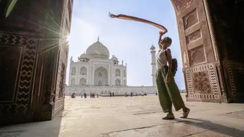 Auf unserer YOUNG LINE Rundreise durch Indien bewundern wir das Taj Mahal bei Tag als auch zum Sonnenuntergang - ein unglaublich beeindruckendes Gebäude!