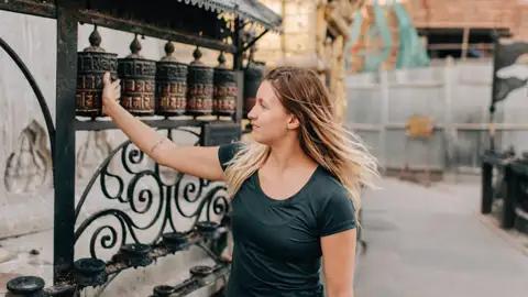 Voller Respekt drehen auch wir die Gebetsmühlen beim Tempelbesuch auf unserer Rundreise mit YOUNG LINE durch Nepal.