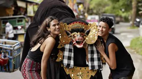 Auf unserer YOUNG LINE Rundreise durch Indonesien erleben wir funkelnde Metropolen, traditionelles Landleben, Weltklassetempel, Vulkankrater und vieles mehr.