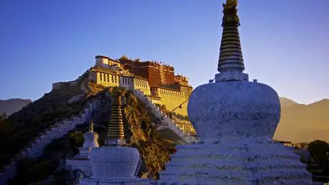 Diese Reise durch Tibet führt nach Lhasa mit dem Potala-Palast, dem einstigen Wohnort des Dalai Lama. Die einzigartige Atmosphäre in seinem Inneren und die Ausblicke auf die tibetische Hauptstadt von oben beeindrucken.